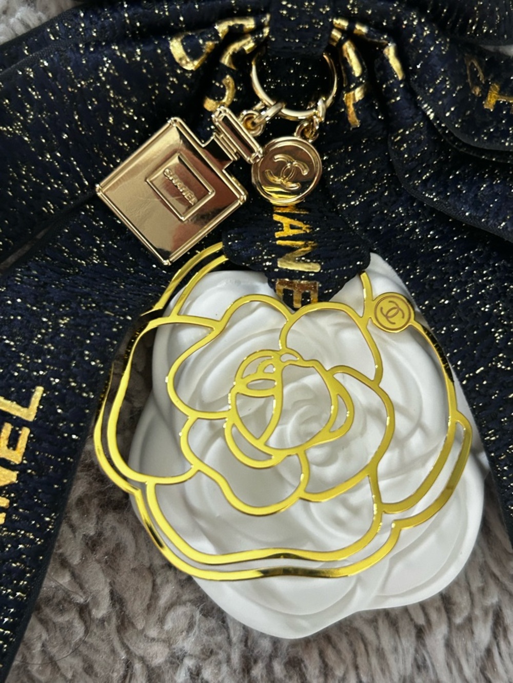 Ribbon Charm Diffuser with White Camellia - Picture 2 of 4